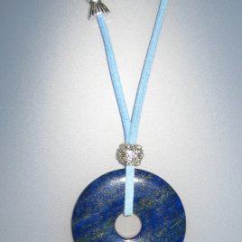 Colgante de lapislázuli, 45 mm diámetro, antelina azul, fornituras ajustables de metal plateadas