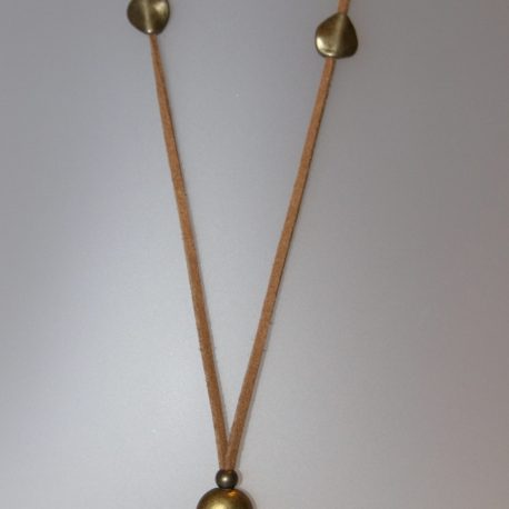 134-314 Penjoll de lapislàtzuli, 45 mm diàmetre, antelina color camel, fornitures ajustables de metall daurades