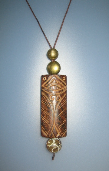 135-514 Penjoll de jade marró tallat a dues cares, 60×26 mm, cuir marró, fornitures ajustables de metall daurades