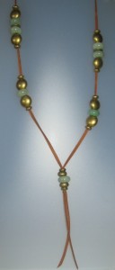 Collar de jade, antelina color camel, fornitures ajustables de metall dauradese