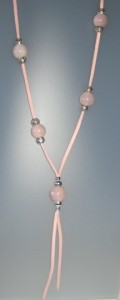 Collar de cuarzo rosa, antelina rosa, fornituras ajustables de metal plateadas