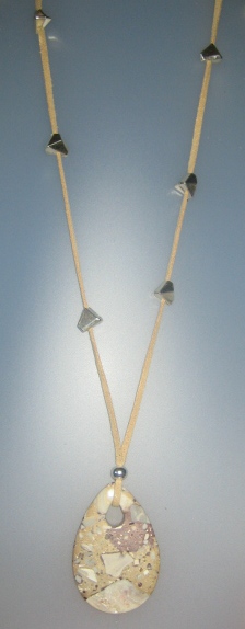 166-714 Penjoll de jaspi bretxa, 60×40 mm, antelina color arena,fornitures ajustables de metall platejades