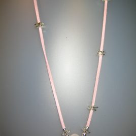 Colgante de cuarzo rosa, 23x20mm, antelina rosa y fornituras platejade