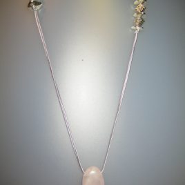 Penoll de cuarzo rosa, 22x15 mm, soutage gris y fornituras plateadas Colección Detalles