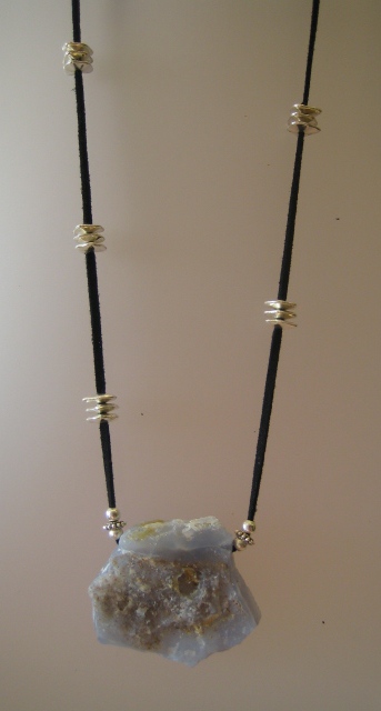 214-1014 Penjoll de caldedònia, 50×55 mm, antelina negra i fornitures platejades