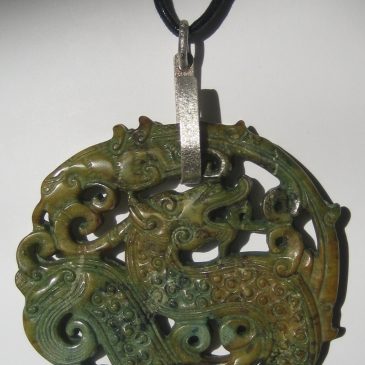 285-1214 Col·lecció Argent. Penjoll de jade verd, 70mm dià, tallat a dues cares, argent i cordó de cotó negra