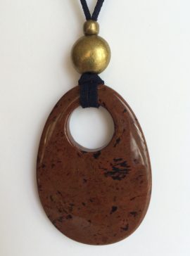 310-315 Colgante de obsidiana caoba, 65x45 mm, antelina negra y fornituras doradas