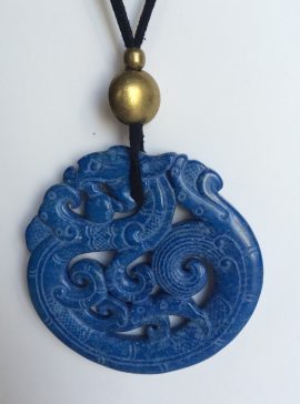 332-315 Penjoll de jade blau, tallat a dues cares, 65mm diàmtre, antelina negra i fornitures daurades