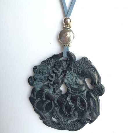 330-315 Penjoll de jade, tallat a dues cares, 65mm diámetre, antelina blava i fornitures platejades