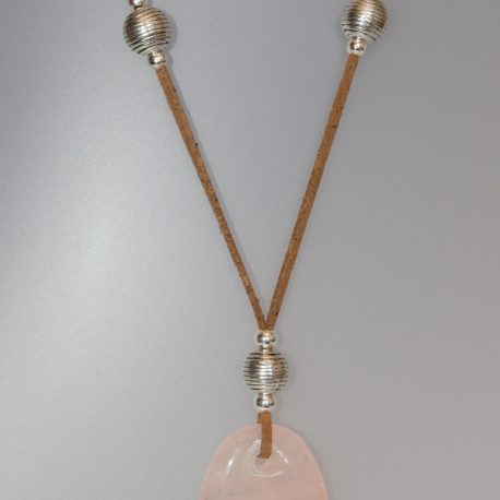 126-314 Penjoll de quars rosa, 40×34 mm, antelina color camel, fornitures ajustables de metall platejades