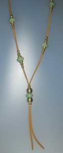 Collar de jade, antelina color camel, fornitures ajustables de metall daurades