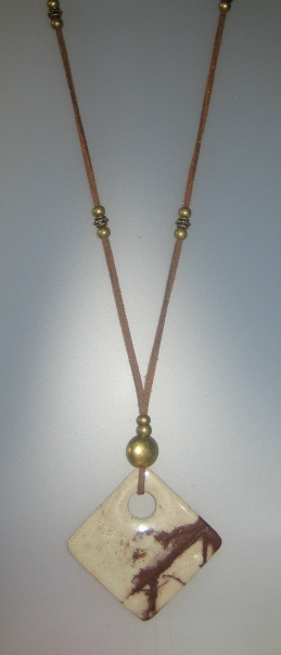 161-714 Penjoll de jaspi, 65×65 mm,  antelina color camel, fornitures ajustables de metall daurades