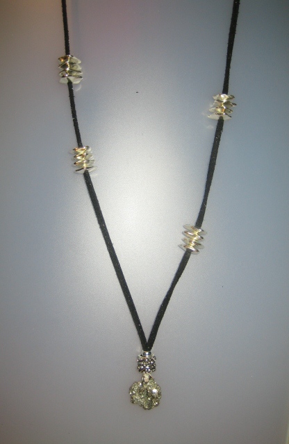 185-1014 Penjoll de pirita, 18×16 mm, antelina negra i fornitures platejades