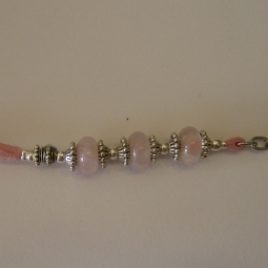 Llavero de cuarzo rosa y antelina rosa, 100x15 mm