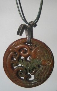 283-1214 Brown-green jade pendant, 70God mm, cut on both sides, silver leather i verd