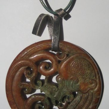 283-1214 Silver Collection. Brown-green jade pendant, 70God mm, cut on both sides, silver leather i verd