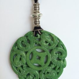329-315 Penjoll de jade verd tallat a dos cares, antelina negra, fil de cotó gris i fornitures platejades