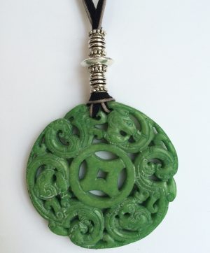 329-315 Penjoll de jade verd tallat a dos cares, antelina negra, fil de cotó gris i fornitures platejades