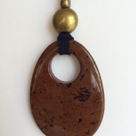 310-315 Colgante de obsidiana caoba, 65x45 mm, antelina negra y fornituras doradas