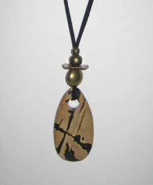 322-315 Penjoll de jaspi Picasso, 65x30mm, antelina negra i fornitures daurades