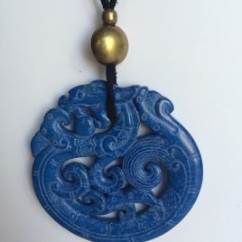 332-315 Colgante de jade azul, tallado a dos caras, 65mm diàmtre, antelina negra y fornituras doradas