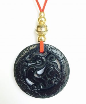 307-315 Penjoll de jade negre, tallat a dues cares, 50mm diàmetre, antelina vermella i fornitures daurades (1)