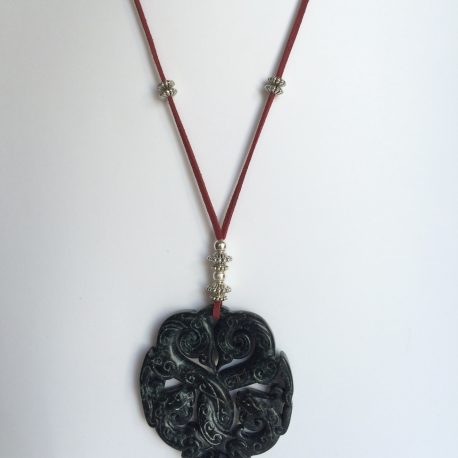 342-315 Penjoll de jade negra tallat a dues cares, 65 mm diàmetre, antelina granat i fornitures platejades
