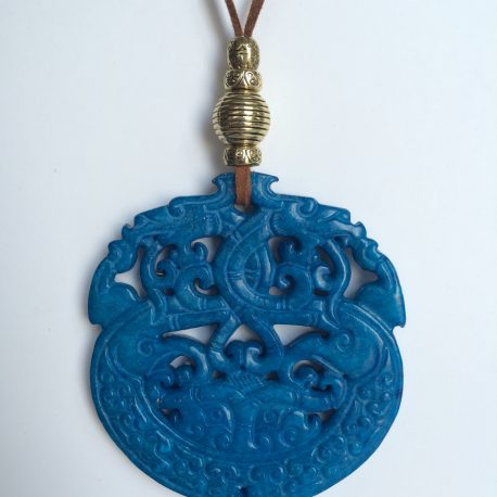 337-315 Penjoll jade blau, tallat a dues cares, 70mm diàmetre, antelina marró i fornitures daurades