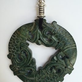 335-315 Penjoll de jade verd, tallat a dues cares, 100mm diàmetre, antelina negra i fornitures platejades