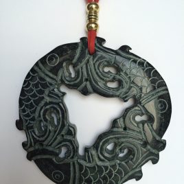 336-315 Penjoll de jade negre, tallat a dues cares, 100mm diàmetre, antelina vermella i fornitures daurades