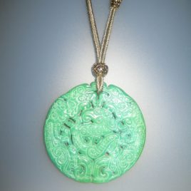 181-914 Penjoll de jade verd, 65 mm de diàmetre, cotó verd i fornitures daurades