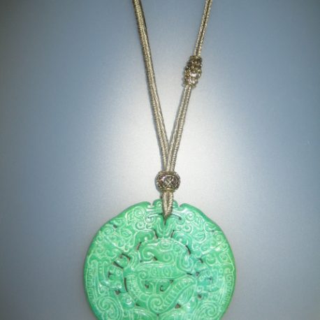 181-914 Penjoll de jade verd, 65 mm de diàmetre, cotó verd i  fornitures daurades (3)