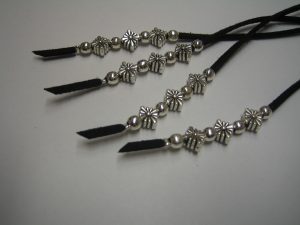 258 Penjoll bosses, botes, roba, antelina negra i fornitures platejades, 46 cm
